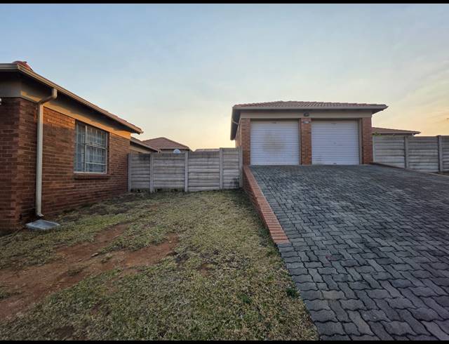 3 BEDROOM FREESTANDING FOR SALE IN THATCH HILL ESTATE